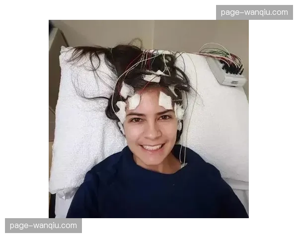 莱比锡主场为罹患重病的小球迷亮起全场星光,比赛第12分钟集体鼓掌 莱比锡主场为罹患重病的小球迷亮起全场星光,比赛第12分钟集体鼓掌