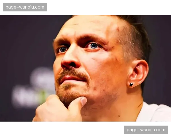 富里VS乌西克二番战首回合:试探性接触,乌西克左势前手控制距离 富里VS乌西克二番战首回合:试探性接触,乌西克左势前手控制距离