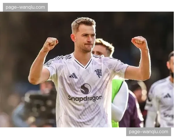 曼联防线人员紧缺，德利赫特接近复出，多古恢复合练